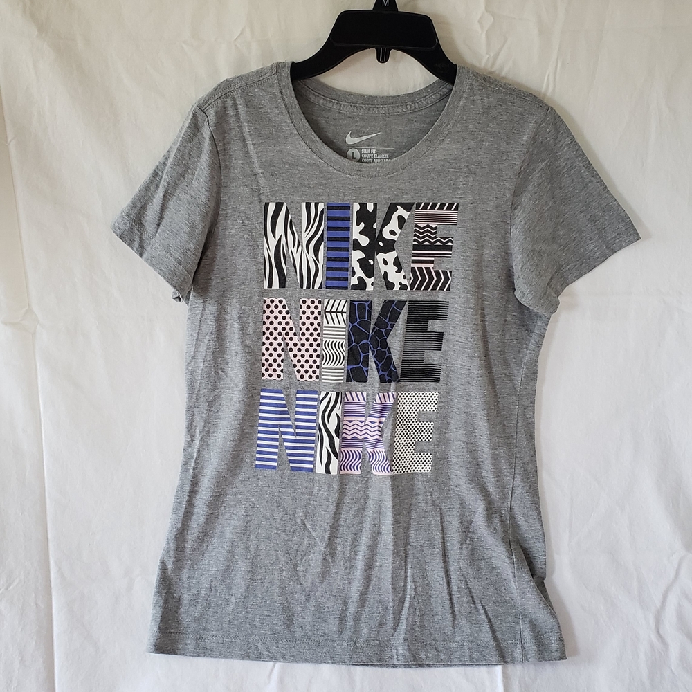 Nike Youth Girls Gray T-Shirt with Patterned Logo